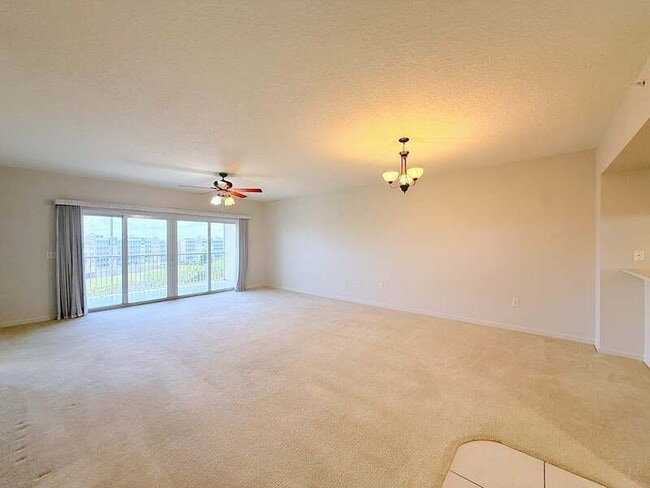 Building Photo - 1200 Country Club Dr