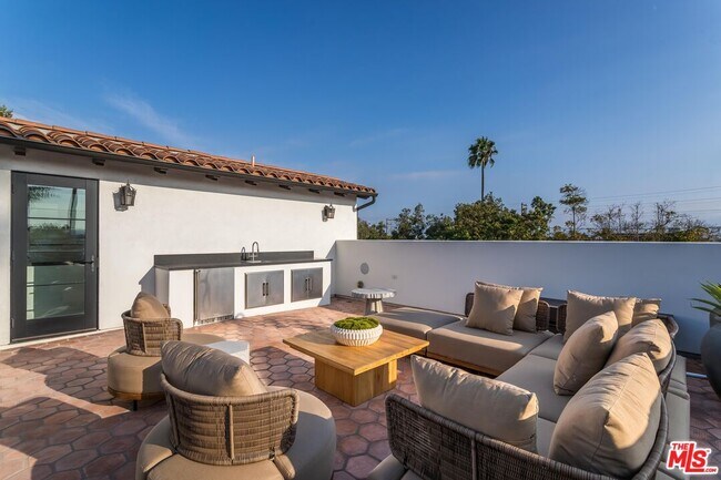 Building Photo - 820 N Vista St