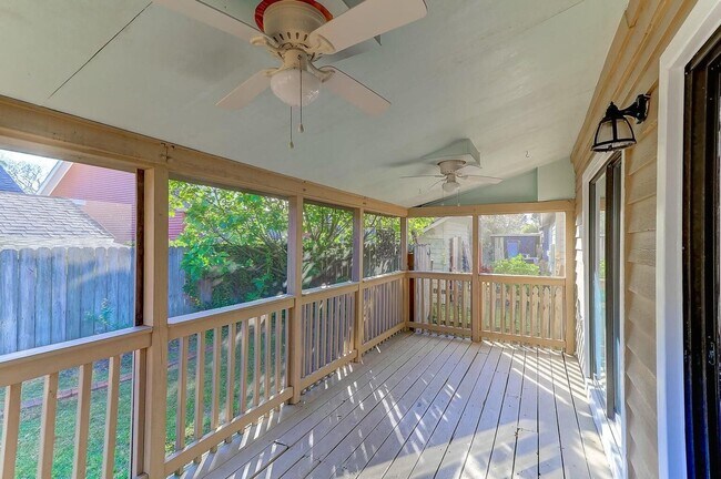 Building Photo - Beautiful 3 BR/2 BA home available in the ...
