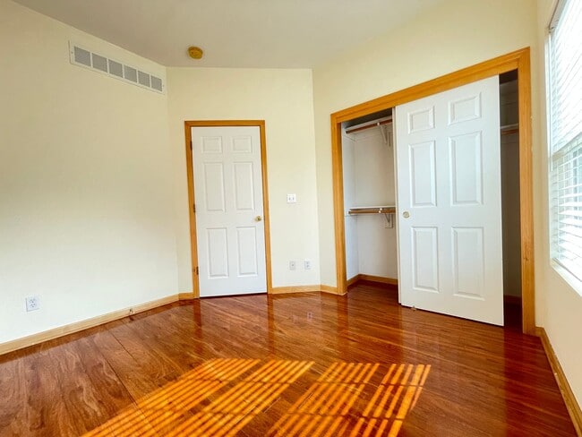 Building Photo - Move-in Special offer!!! Stunning 5 bedroo...
