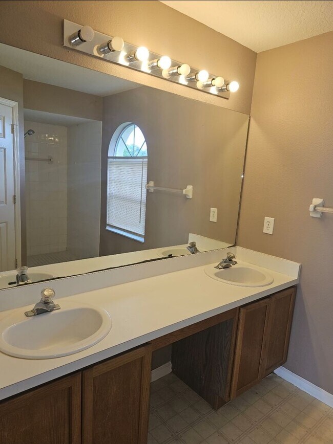 Building Photo - NICE!   LARGE 4 BEDROOM / 2 BATH / 2 CAR G...