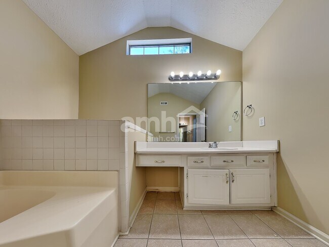 Building Photo - 210 Summer Hill Cir