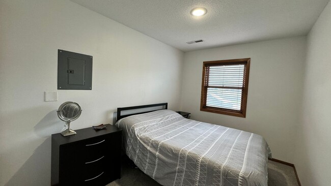 Building Photo - $1,800 | 3 Bedroom, 2 Bathroom Town Home |...