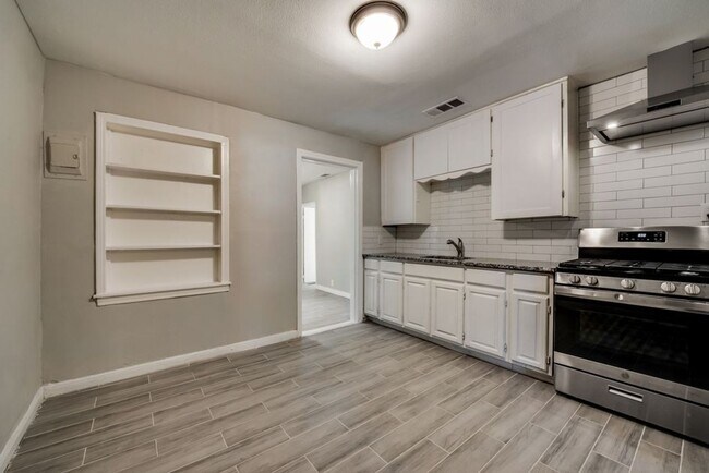 Building Photo - Freshly renovated!!! 3 Bed 1 Bath 1040 sqf...