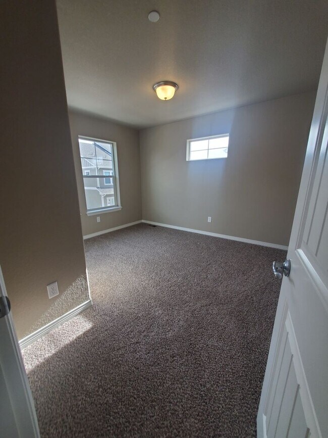 Building Photo - Updated 3 Bedroom Townhouse Across From Horsetooth Reservoir!