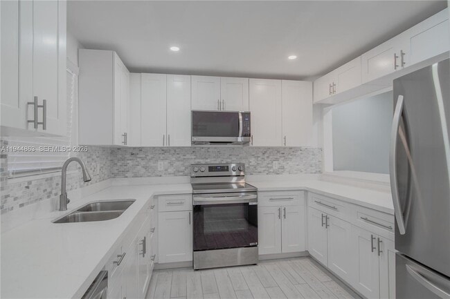 Building Photo - 2830 Riverside Dr