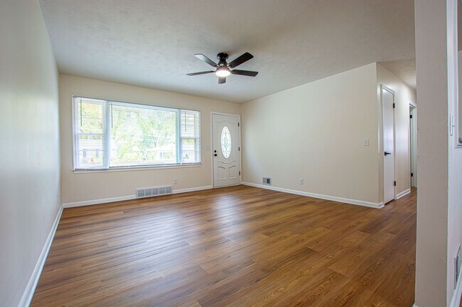 Building Photo - 3 Bedroom / 2 Bath Home with Finished Basment and Washer/Dryer!