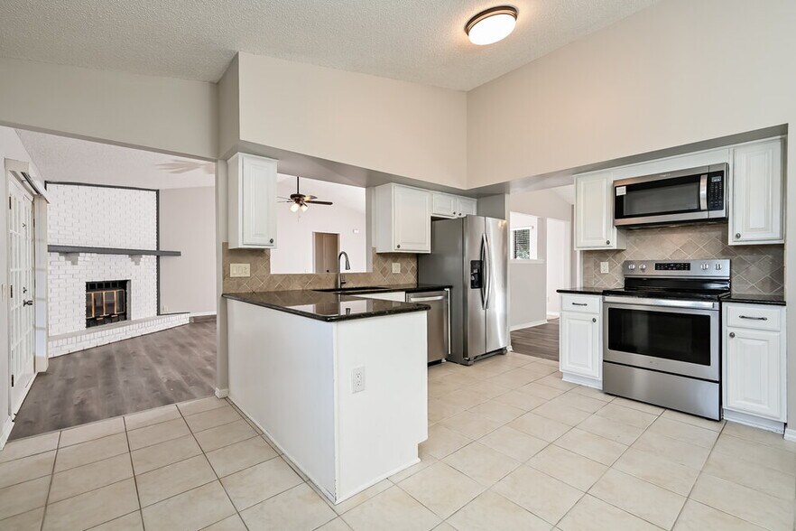 Building Photo - 8014 Dunstable Cir