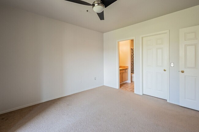 Building Photo - Move In Ready! Two Bedrooms - Tuscany Villas