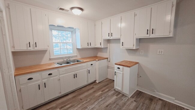 Building Photo - 1110 Pinecrest Ave NW