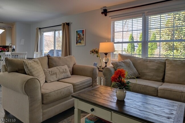 Building Photo - 31 Ashwood Ave