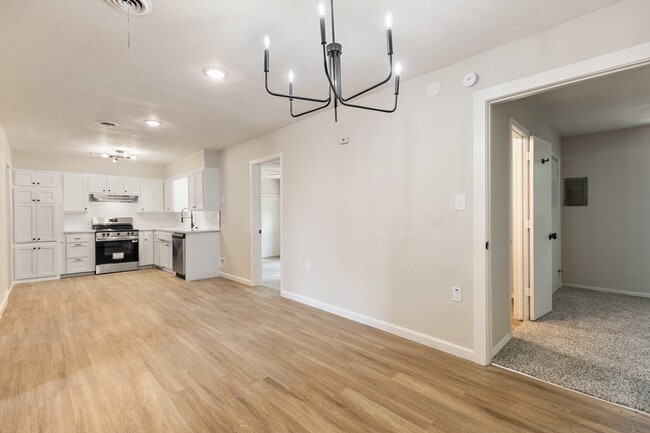 Building Photo - 3325 Del Rancho Rd