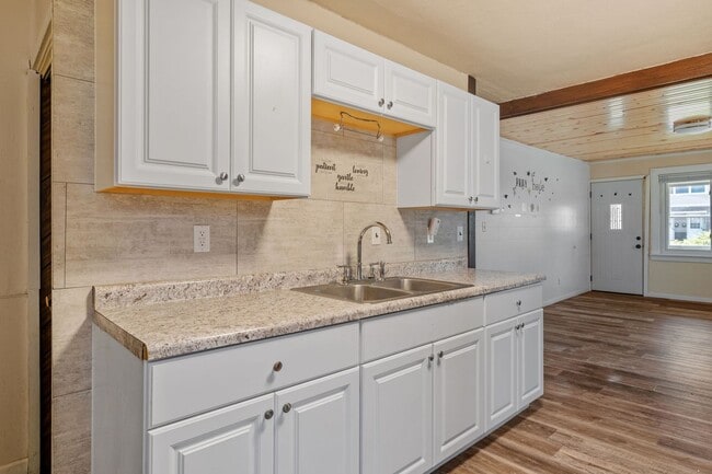 Building Photo - Your Timeless Haven in St. Paul for $2,599/month! $250 OFF 1st MONTH!