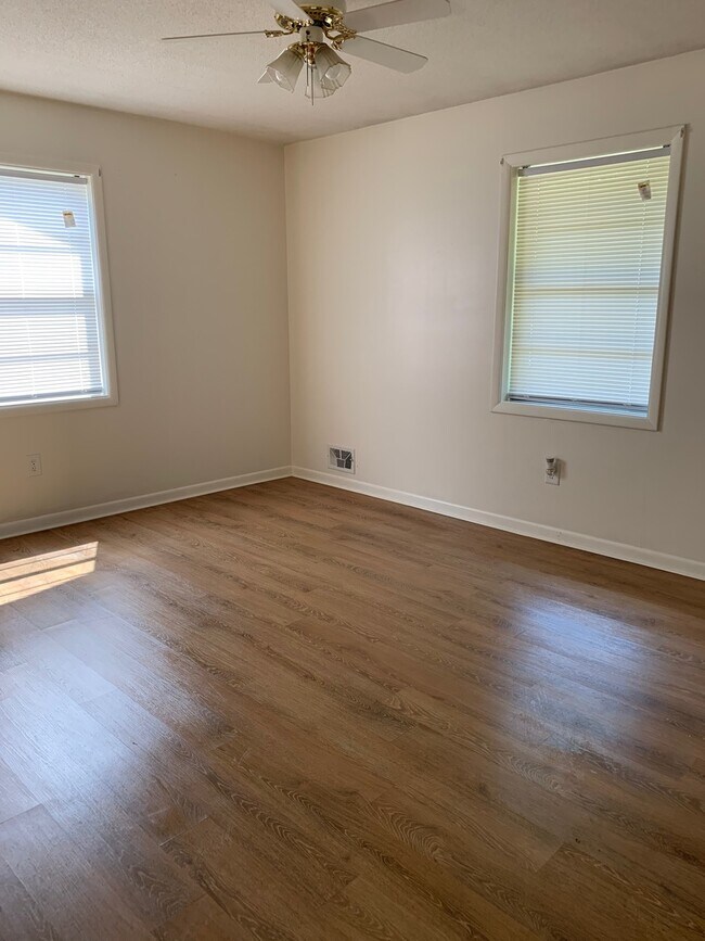 Building Photo - 1 Bedroom, 1 Bath Duplex Apartment on the Eastside