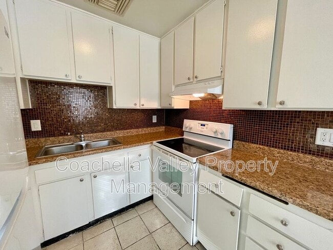 Building Photo - 585 E Cottonwood Rd