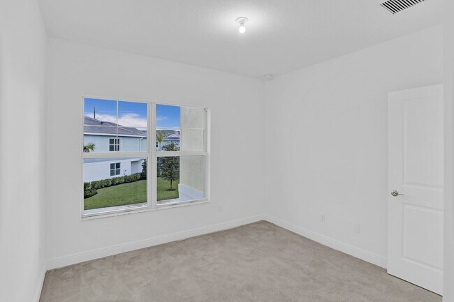 Building Photo - 585 Sanderling Cir