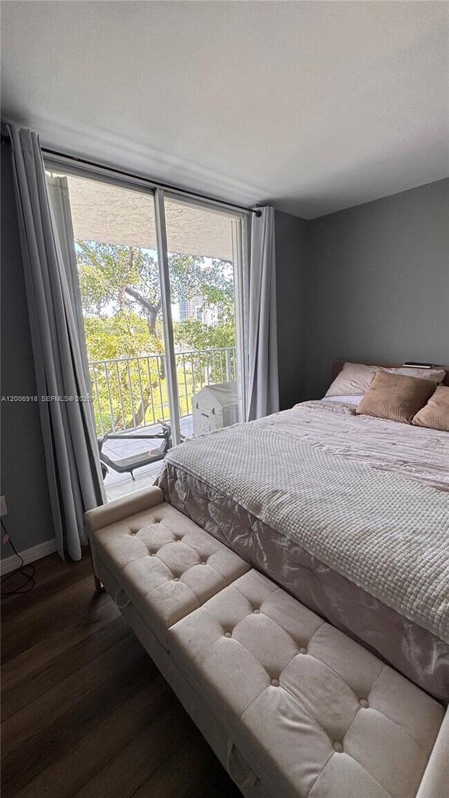 Building Photo - 650 NE 64th St