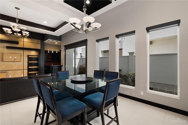 Building Photo - 305 N Mockingbird Ave