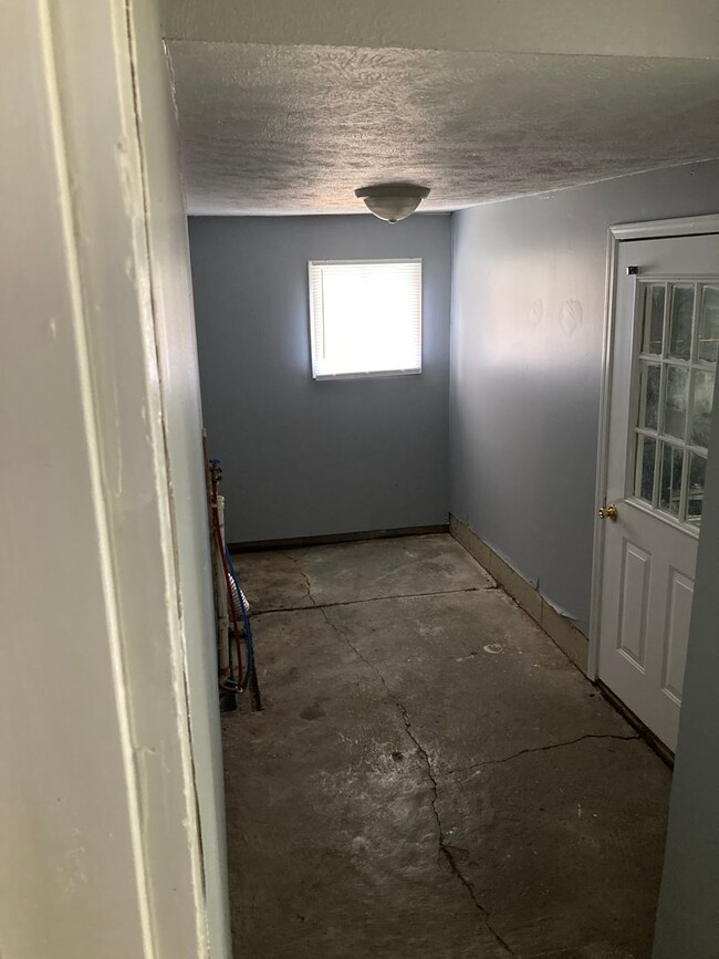 Building Photo - Nice 2 bedroom with fenced in back yard.