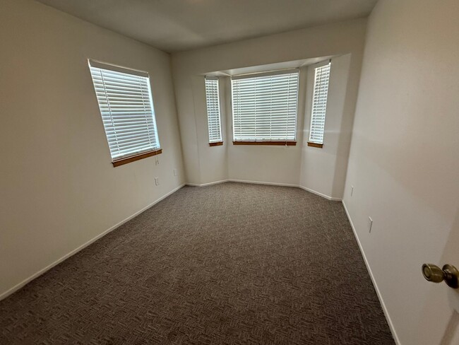 Building Photo - Victorville- Beautiful 3 Bedroom Home in G...