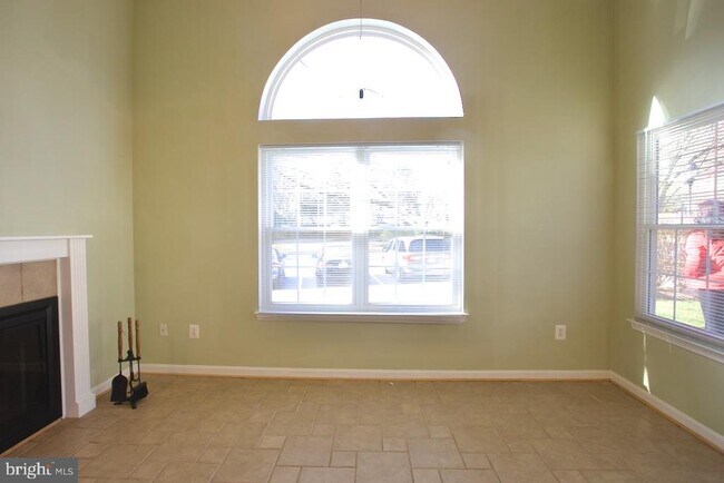 Building Photo - 913 Hillside Lake Terrace