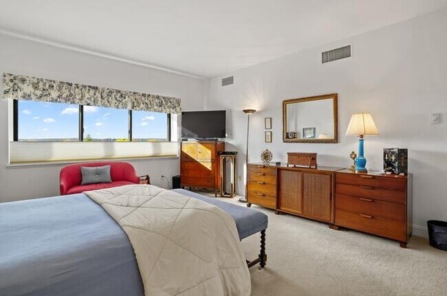 Building Photo - 3200 Park Ave