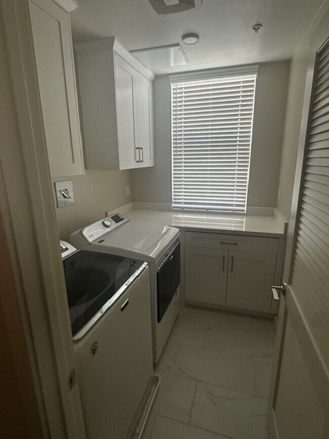 Building Photo - SPACIOUS 3 BEDROOM 3.5 BATH TRI-STORY TOWNHOME