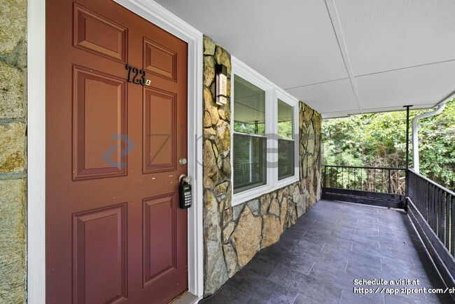 Building Photo - 721 Ford Pl
