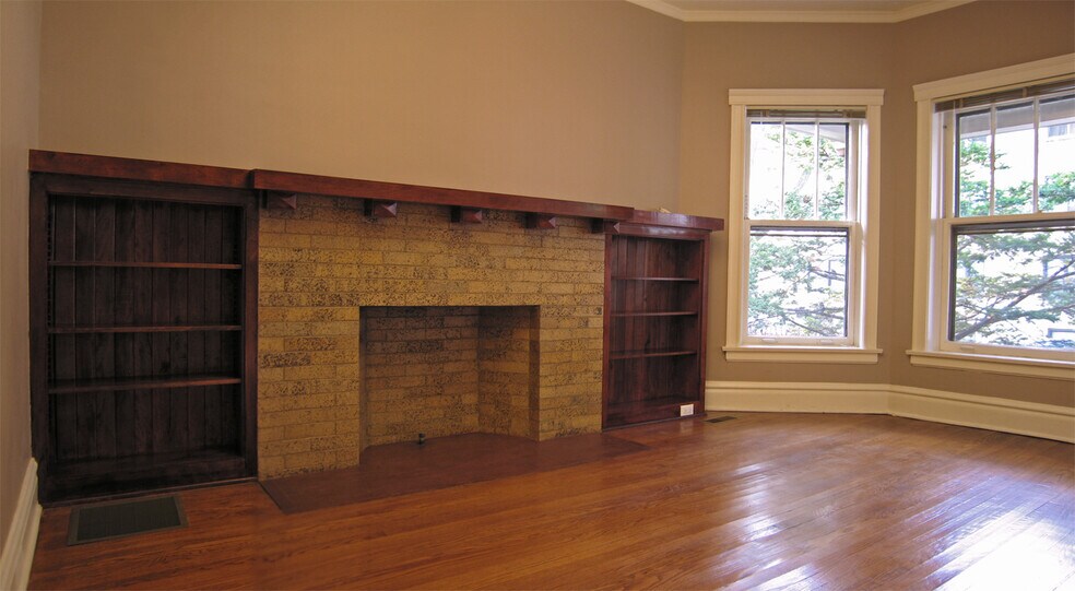 Living Room - 1057 W Balmoral