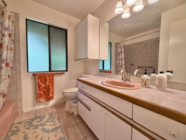 Building Photo - Beautiful 3 Bedroom / 2.5 Bathroom Home in Wailuku Heights!