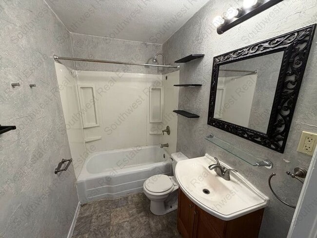 Building Photo - Spacious 3-bedroom 1 bath home