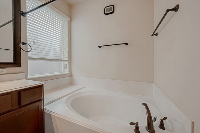 Building Photo - 5626 Jay Thrush Dr