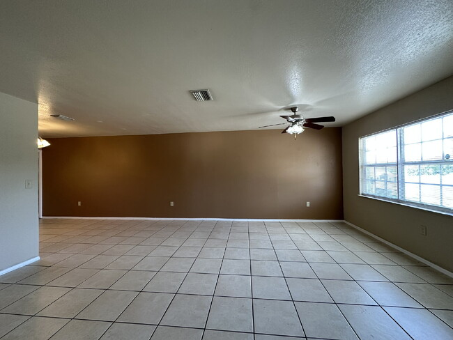 Building Photo - " 2-Bed Sanctuary with 916 Sq Ft of Comfor...