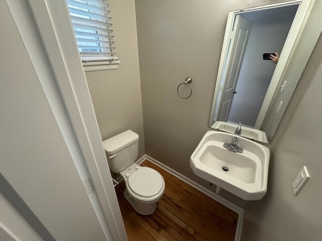 Building Photo - Spacious 2 Bedroom 1.5 Bath townhome available. ?