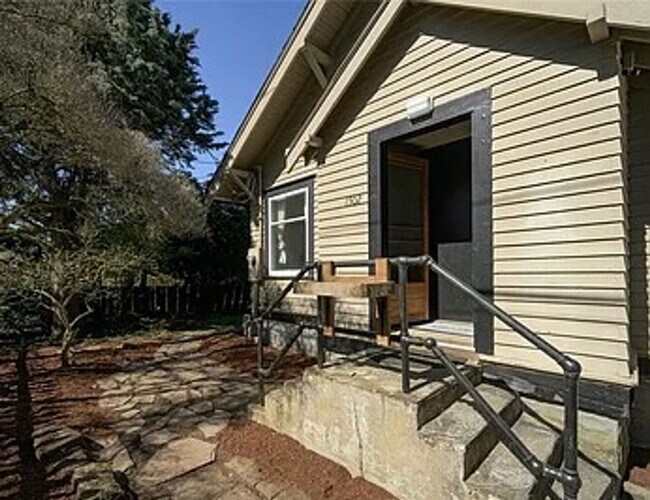 Building Photo - Charming Craftsman Rental in a Prime Bellingham Location