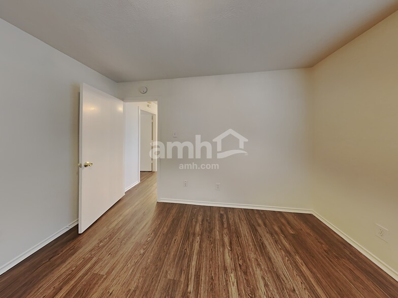 Building Photo - 1103 Lochmoor Ln