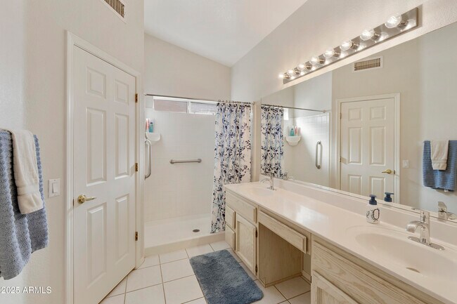 Building Photo - 11115 E Bellflower Ct