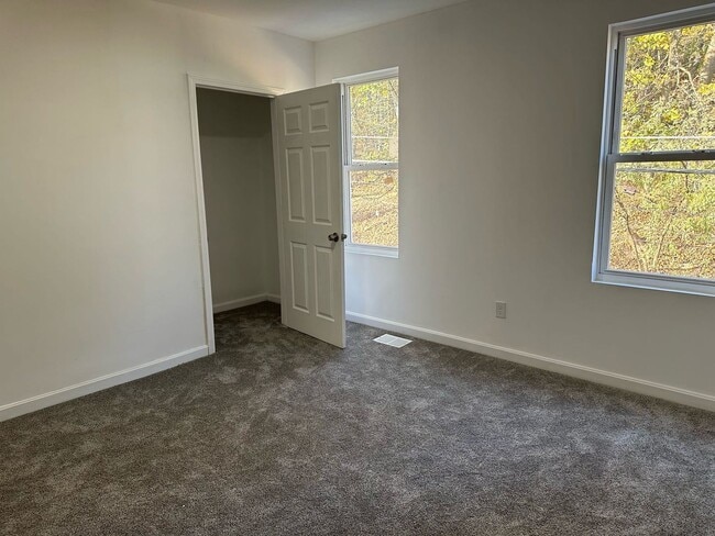 Building Photo - 3 br, 2.5 bath House - 417 E Burgess