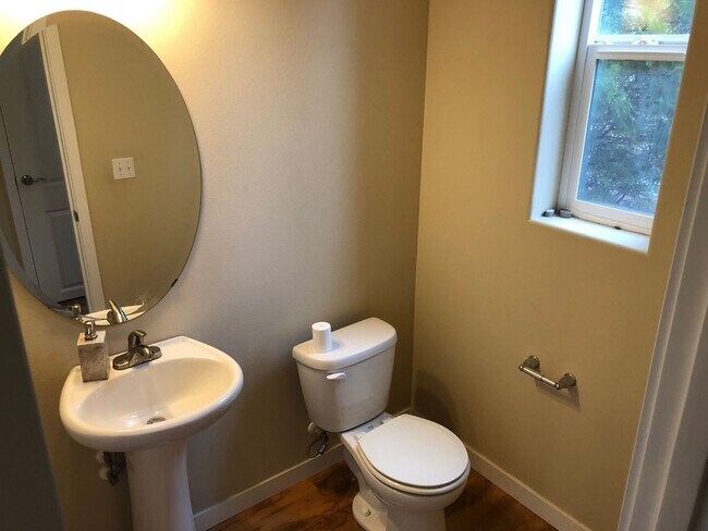 Building Photo - 3 Bed, 2.5 Bath Millcreek Townhouse New Ca...