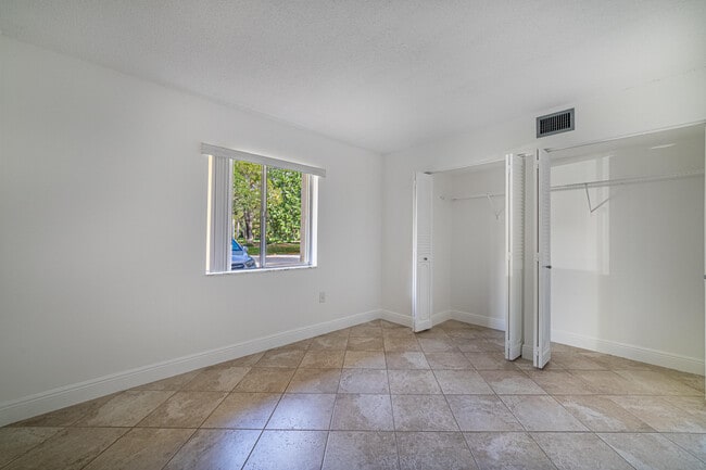Building Photo - 848 SW 9th St Cir