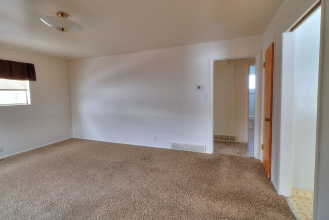 Building Photo - Available immediately 2 bedroom 1 bath in ...