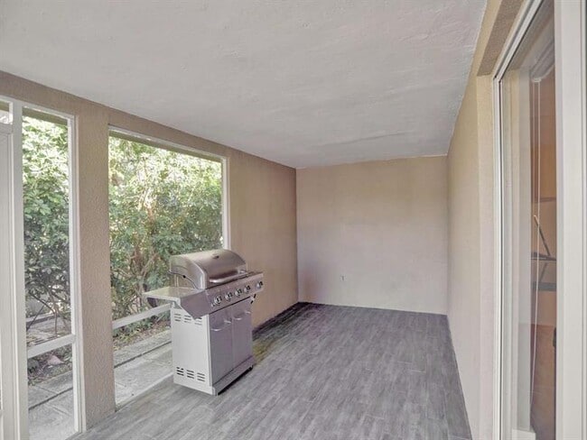 Building Photo - 491 SE 23rd Ave