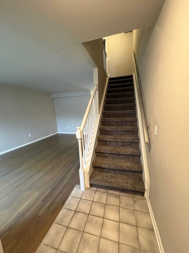 Building Photo - Beautifully Updated Townhouse – Prime Location!