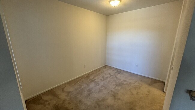 Building Photo - First-floor 1-bedroom condo available for immediate move-in.