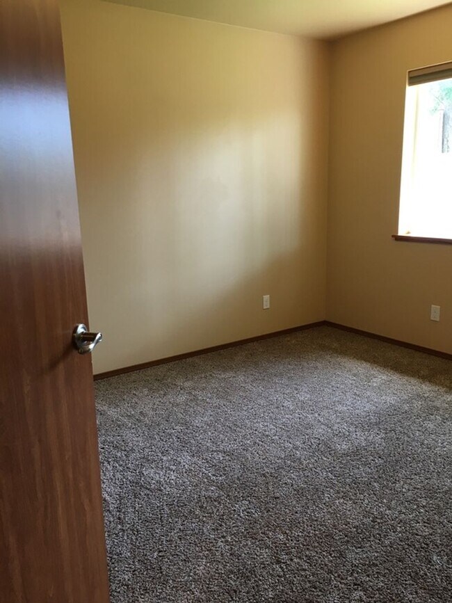 Building Photo - 1737 Stremler Dr