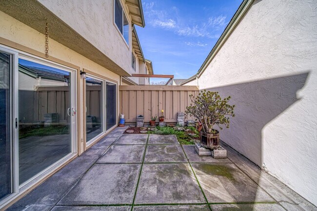 Building Photo - Sunnyvale Townhome, 3 beds 1.5 baths, Nice...