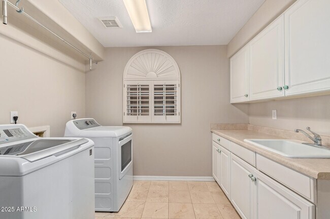 Building Photo - 1211 E Desert Flower Ln