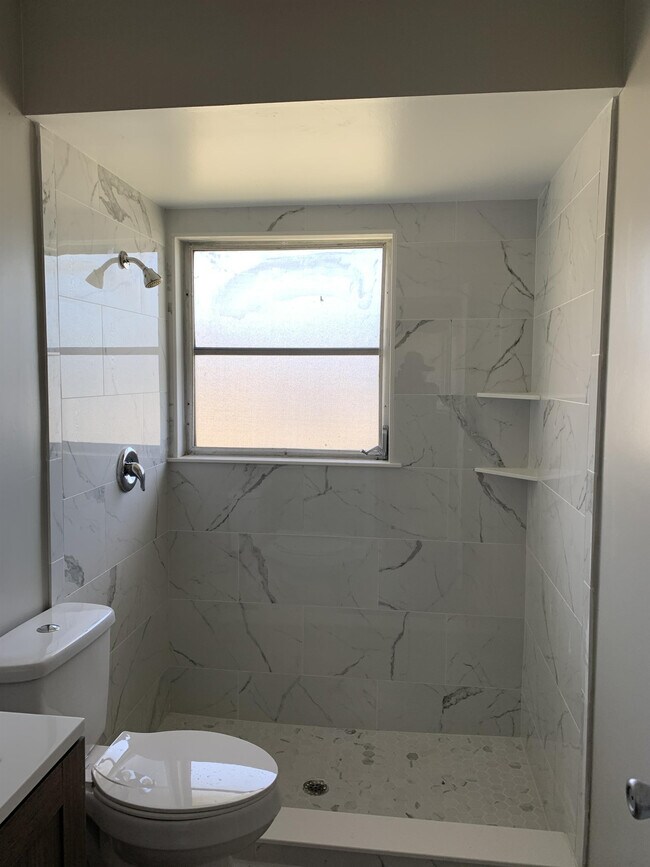 Building Photo - 1920 W Lakeview Blvd