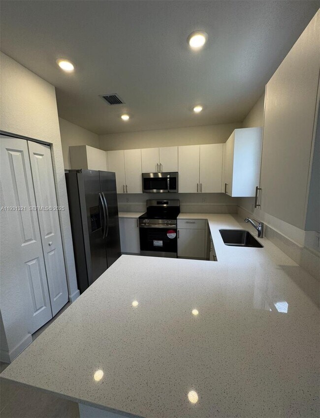 Building Photo - 140 SW 184th Way