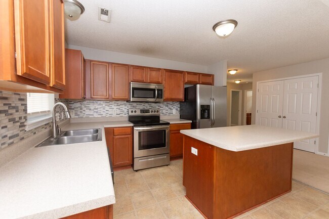 Building Photo - MOVE-IN READY